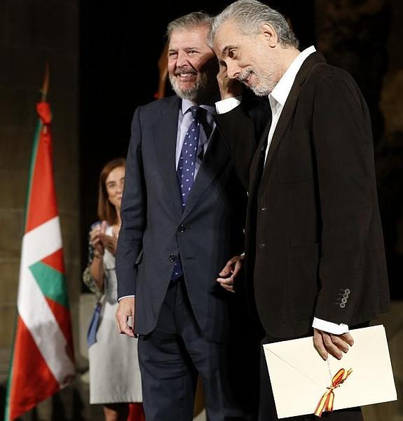 Fernando Trueba, tras recoger el premio de manos del ministro de Cultura, Íñigo Méndez de Vigo.