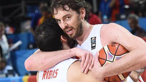 Gasol, señor del Eurobasket, abraza a Ribas, fiel escudero en el segundo plano durante el campeonato  
