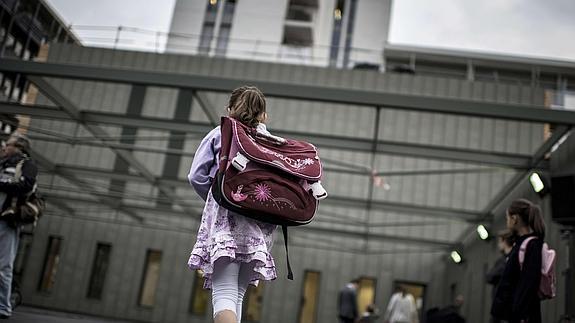 Una niña acude a un centro escolar.