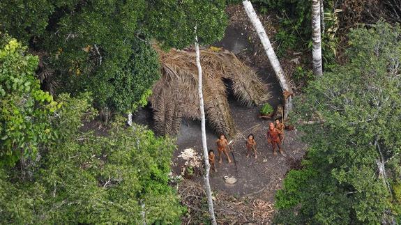 Indígenas aislados de Brasil, cerca de la frontera con Perú, en 2011. 