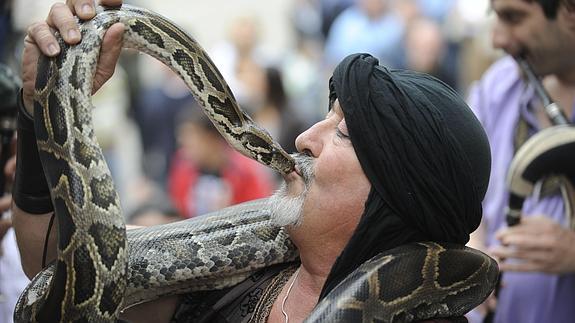 Un encantador de serpientes en el Mercado Medieval