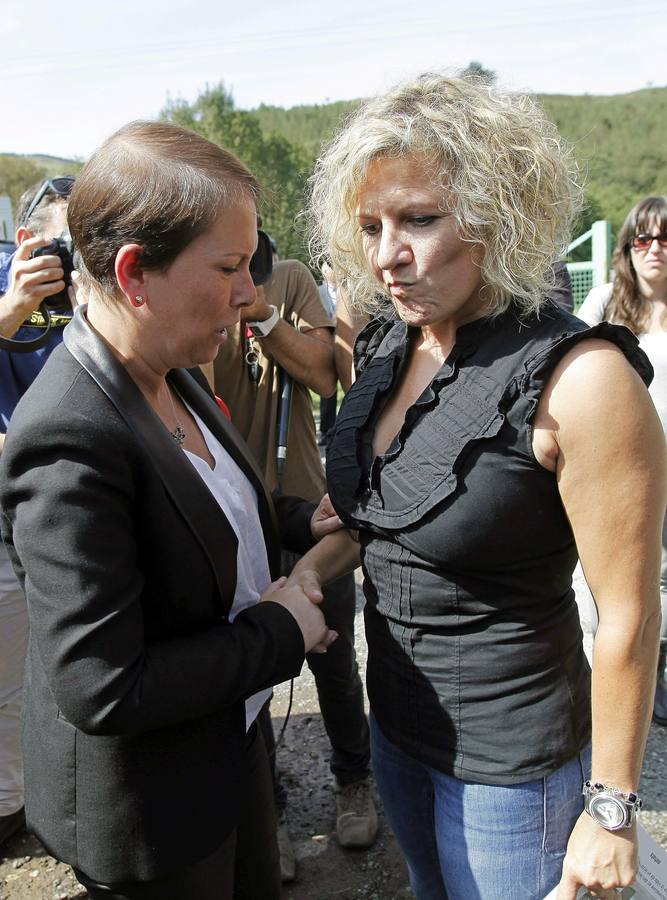 La viuda del cabo de la Guardia Civil Juan Carlos Beiro, María José Rama, saluda con frialdad a la presidenta navarra.
