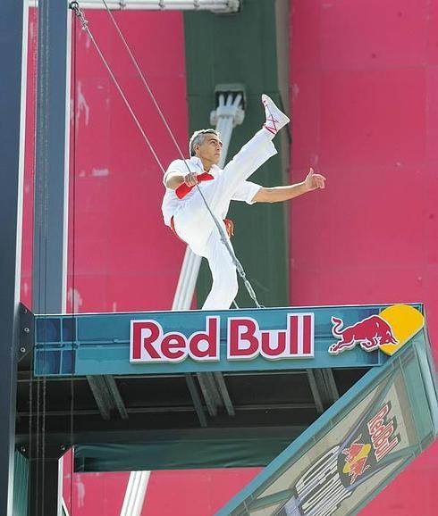 Alberto Dueñas realizando el aurresku sobre la plataforma a 27 metros de altura. 
