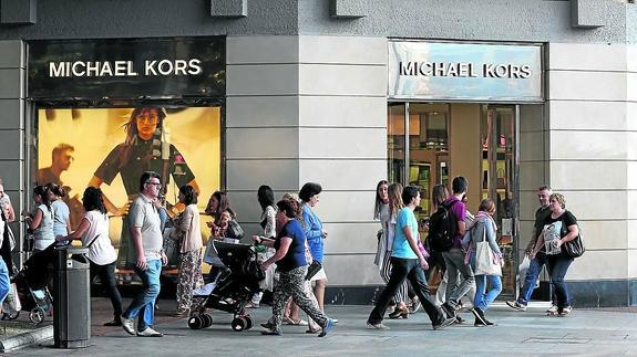 La fachada se ha sometido a notables cambios para adaptarse a la imagen de marca de Michael Kors.
