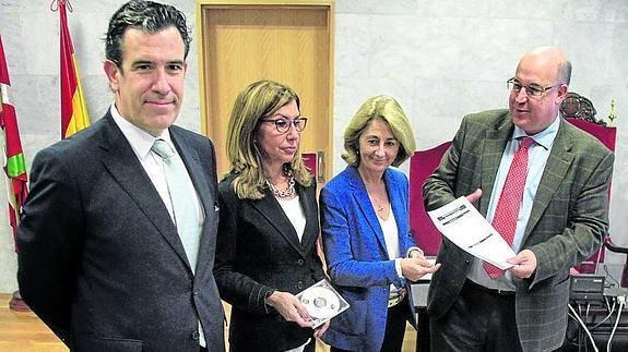 Los fiscales jefes Josu Izaguirre (Álava), Idoia Zurriarain (Gipuzkoa), Carmen Adán (Bizkaia) y el Fiscal Superior, Juan Calparsoro.
