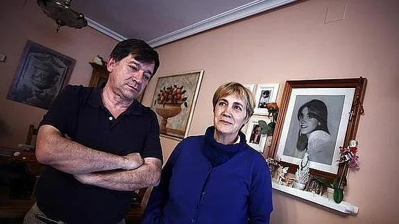 Manuel Blanco y Olga Puig, junto a un retrato anónimo de Eva Blanco, en su casa de Algete.