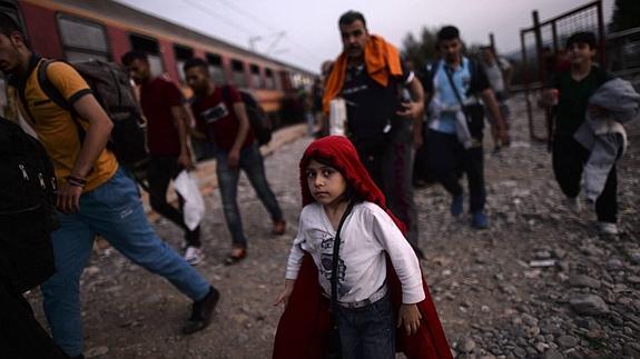 Una familia de refugiados toman un tren en Macedonia que les llevará a la frontera frontera serbia.