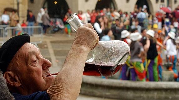 Bien frío y en porrón. Así se disfruta del zurracapote en nuestras fiestas. 