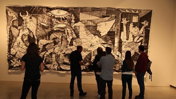 La visión del "Guernica" arrugado de Javier Arce