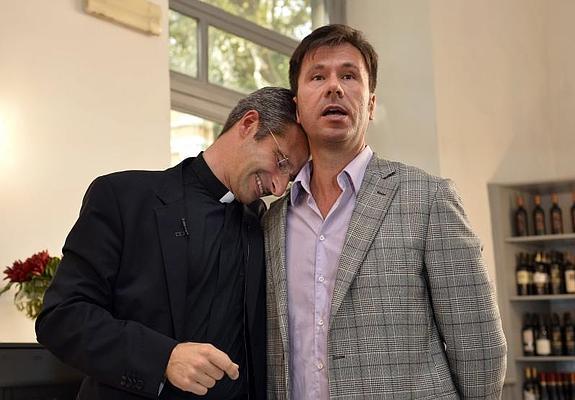 Krzysztof Charamsa, junto a su pareja. 