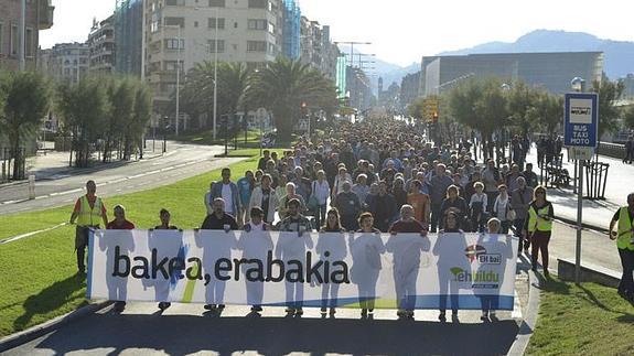 La manifestación a su paso por el paseo de La Zurriola. 