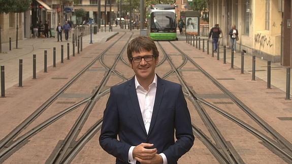 El alcalde, Gorka Urtaran, en la playa de vías del tranvía en la calle Angulema.  