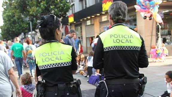 Dos agentes de la Policía Local, de patrulla por el centro de Vitoria. 