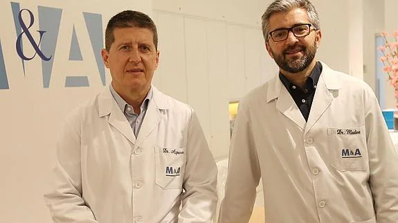 Los doctores Ion Madina y Javier Azparren, en el pasillo de su despacho.