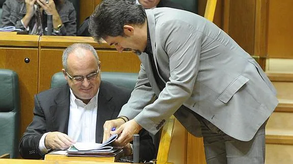 El portavoz del PNV en el Parlamento vasco, Joseba Egibar, conversa con el de EH Bildu, Pello Urizar. 