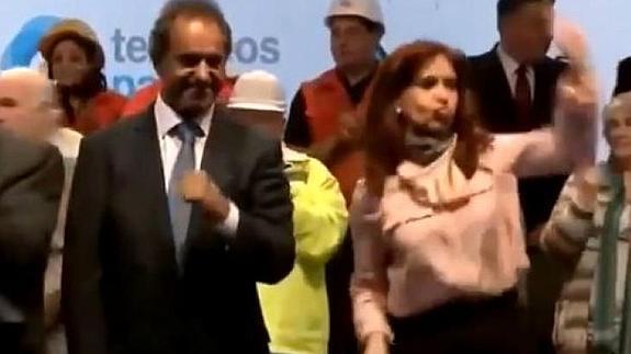 La presidenta de Argentina, Cristina Fernández de Kirchner, bailando en un acto oficial.