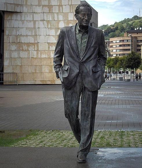 Estatua de Ramón Rubial en Bilbao.