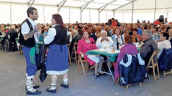 Las cuadrillas organizaron en la carpa de Solobarria un menú para 800 comensales.