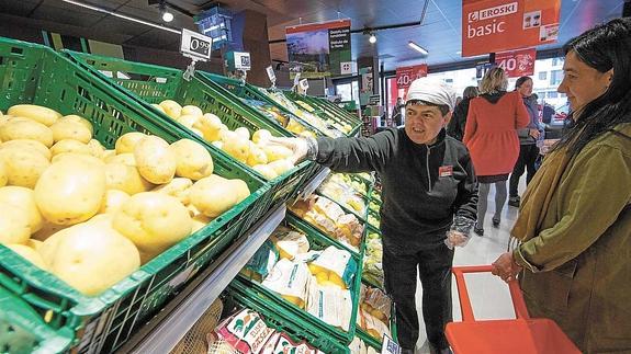 Arantxa Achurra aconseja a una clienta sobre los diferentes tipos de patatas.