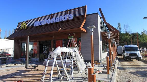 Los operarios ultiman detalles para la inauguración del miércoles. 