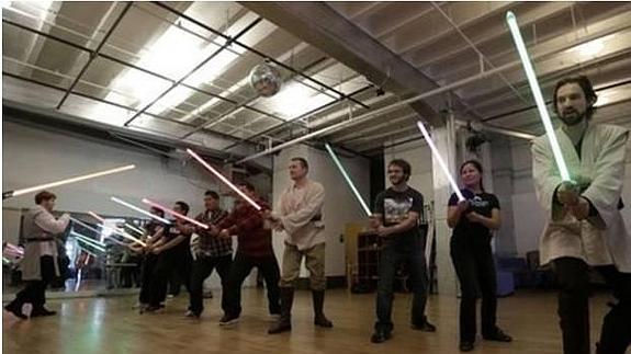 Alumnos de una escuela de lucha con espadas láser en California.