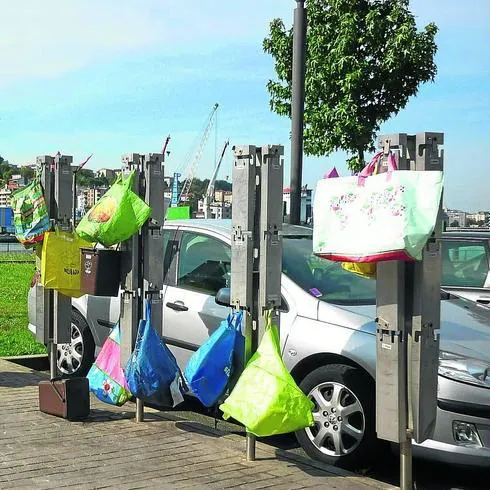 Bolsas de basura colgando del sistema puerta a puerta en Pasaia.