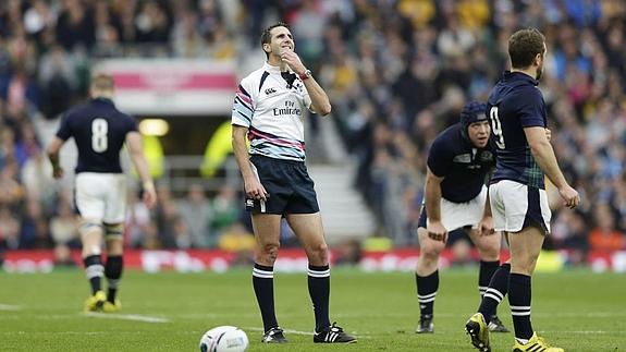 El árbitro sudafricano Craig Joubert .