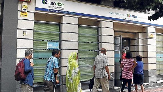 Cola frente a una oficina de Lanbide en Vitoria.