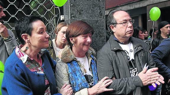 Los padres de Iñigo Cabacas y la abogada de la familia, durante un homenaje en Bilbao.