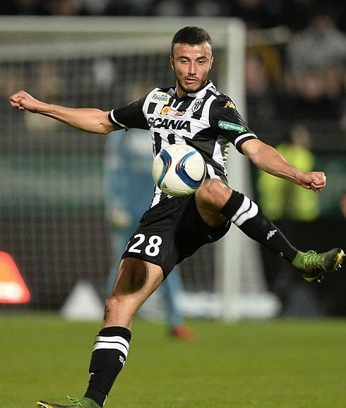 El centrocampista del Angers, Romain Saiss.