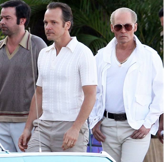 Jhonny Deep, (D) caracterizado como James 'Whitey' Bulger en 'Black Mass', en el momento en el que el mafioso viaja a Florida para hacerse con el negocio del jai alai.