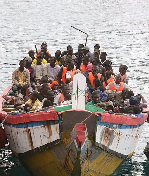 Imagen de uno de los cayucos que llegaron a Canarias en 2007 durante la crisis migratoria que se inició en Mauritania.