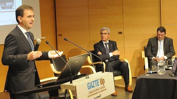 Jorge Lasaga, de MErcedes-Benz, en las jornadas organizadas por El Correo. 