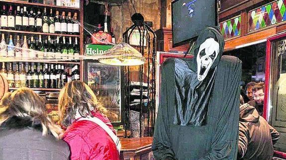 Personas ajenas a la información en un bar durante Halloween. 