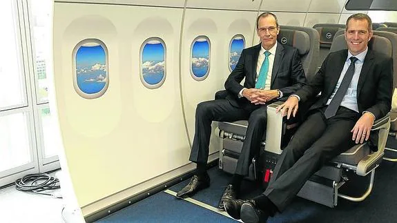 El director general de Lufthansa en España, Carsten Hoffmann (derecha), prueba los nuevos asientos en Torre Iberdrola.