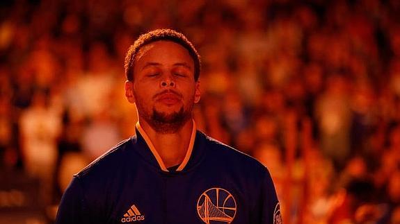 El base de los Warriors escucha el himno nacional antes del choque ante Memphis. 