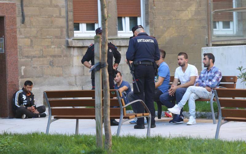 Los disparos se produjeron contra cinco jóvenes que estaban sentados en un banco.