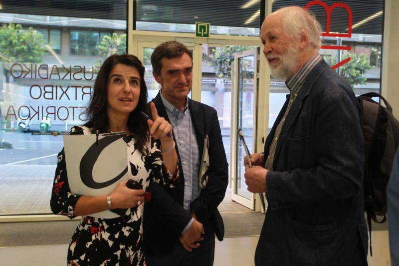 Ezenarro junto a Jonan Fernández y Rainer Huhle, del Centro de Derechos Humanos de Nuremberg.