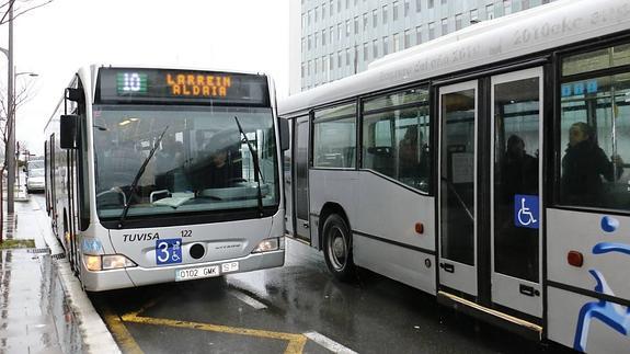 Autobuses de Tuvisa, en una parada. 