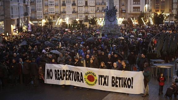 Una manifestación anterior contra la reapertura de la central, en VItoria. 
