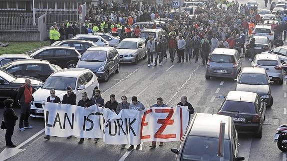 Más de 400 personas recorrieron las instalaciones portuarias en señal de duelo por Luis Alberto Pérez. 