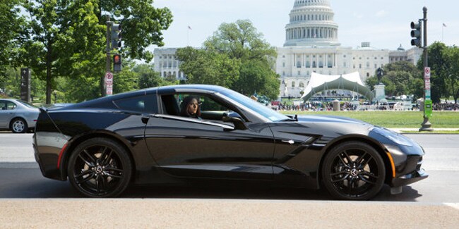 Scarlett Johansson conduce un Corvette Stingray negro de 466 cv en 'Capitán América: el soldado de invierno'.