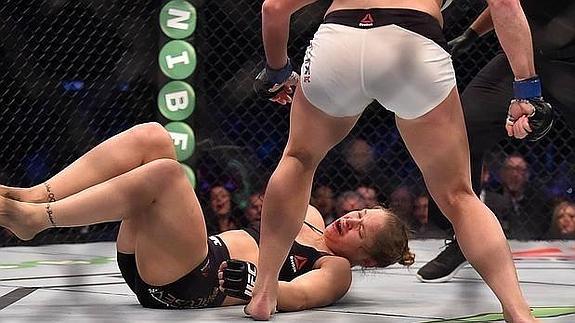 Ronda Rousey, en la lona tras ser noqueada por Holly Holm.