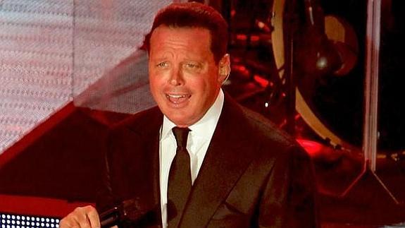 Luis Miguel durante un concierto.