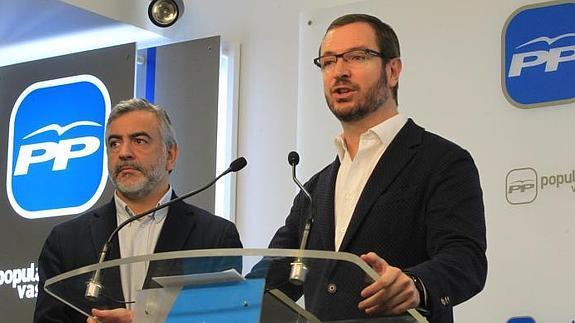 Javier Maroto, con Javier de Andrés, esta mañana en Vitoria.  BLANCA CASTILLO