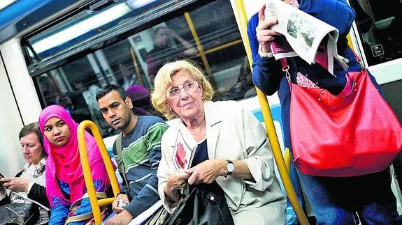 A Manuela Carmena le piden fotos hasta en el metro, que coge todos los días para ir al Ayuntamiento.