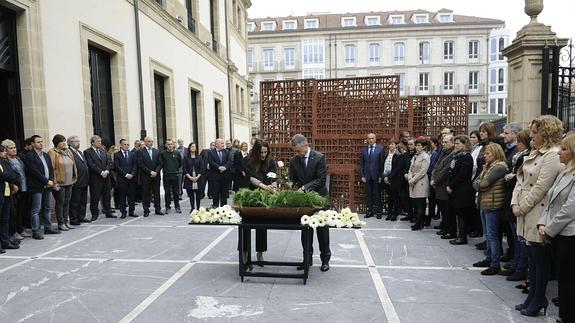 Acto de homenaje a las victimas en el Parlamento Vasco, por el Dia de la Memoria, el pasado día 10.