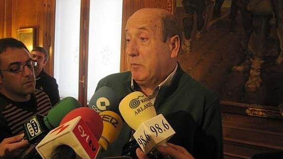 Ernesto Argote, ante los periodistas, tras su entrevista con el presidente de la Diputación. 