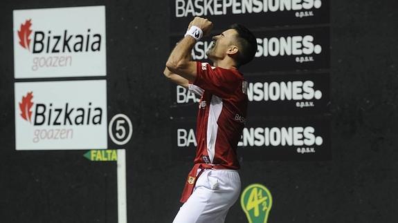 Mikel Urrutikoetxea celebra con rabia su triunfo.