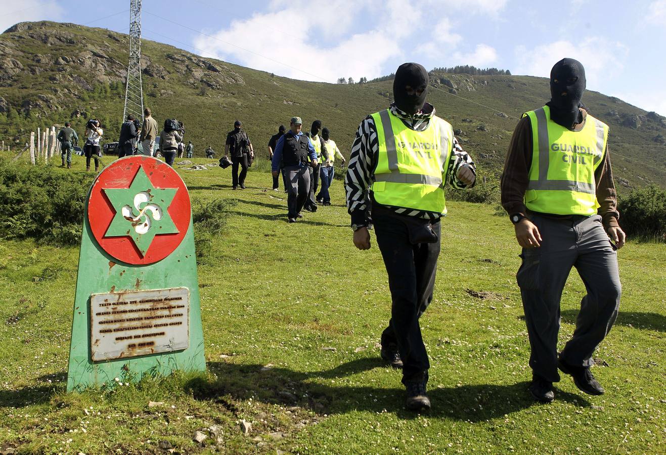 Agentes de la Guardia Civil durante la operación desarrollada en marzo del año pasado en el monte Aritxulegi.